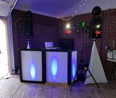 A room with two speakers and a dj booth.